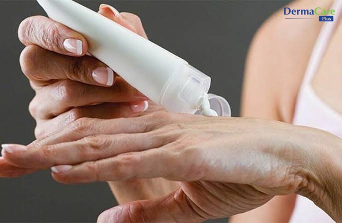 Dưỡng ẩm đều đặn mỗi ngày giúp làm dịu, làm mềm vùng da á sừng khô nứt