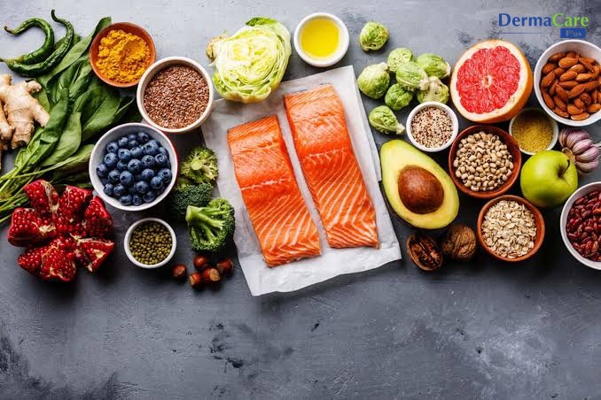Rau xanh, trái cây tươi và cá béo giàu omega-3 hỗ trợ hàng rào da phục hồi giữa các đợt tổ đỉa tái phát
